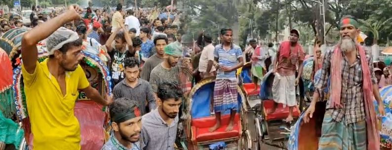 শহীদ মিনারে আন্দোলনকারীদের সঙ্গে রিকশাচালকেরাও অংশ নিয়ে স্লোগান দিচ্ছেন